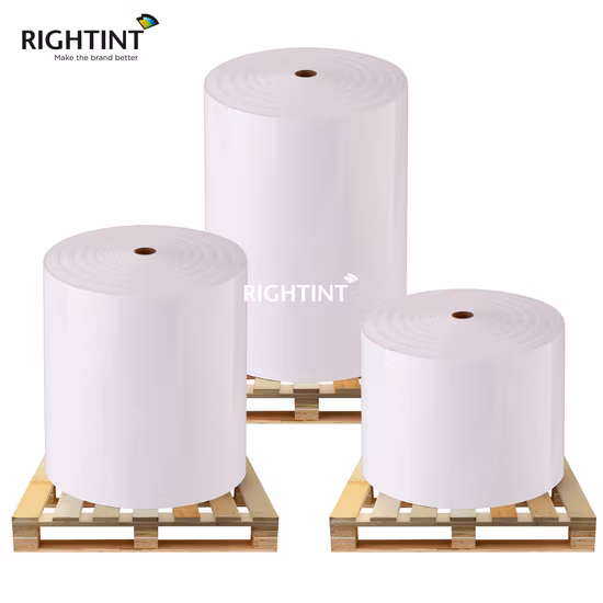 50 Mikrometer glänzender, weißer PET-beschichteter Vinylfolienaufkleber, selbstklebender Flexo-Jumbo-Rollenaufkleber mit individuellem Kleber